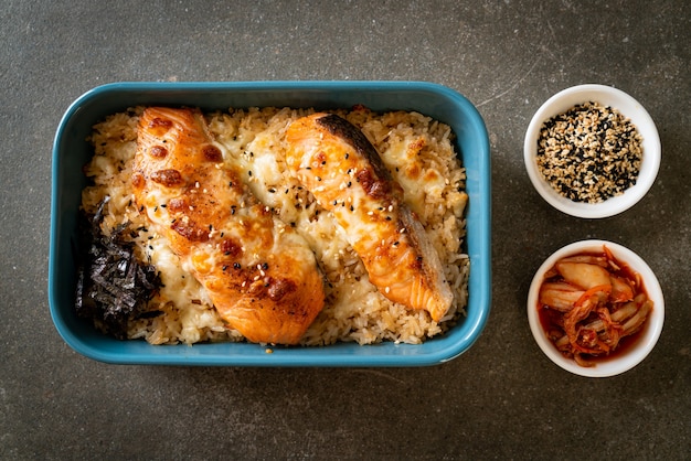 gebackener Lachs mit Käse und würziger Miso-Reisschale