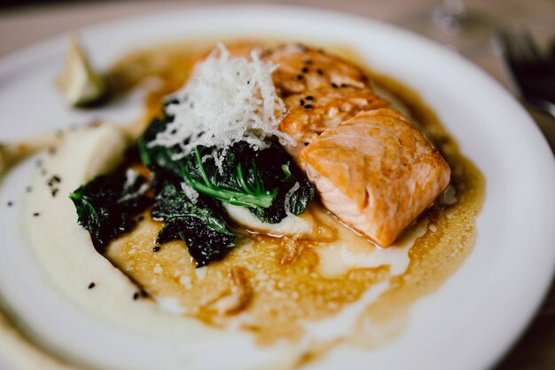 Gebackener Lachs mit Spargel und Soße. Mediterranes Ernährungskonzept. Flache Lage, Draufsicht