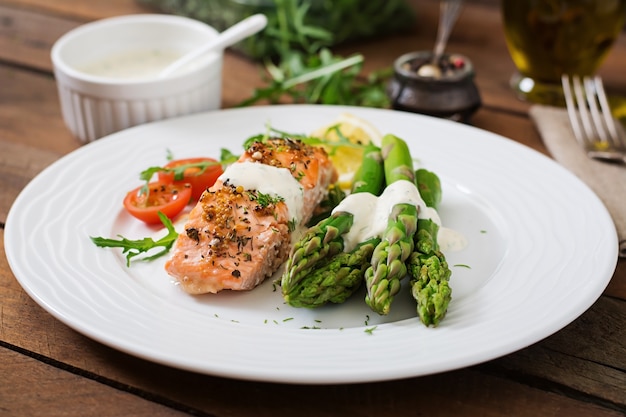 Gebackener Lachs mit Spargel und Tomaten mit Kräutern garniert