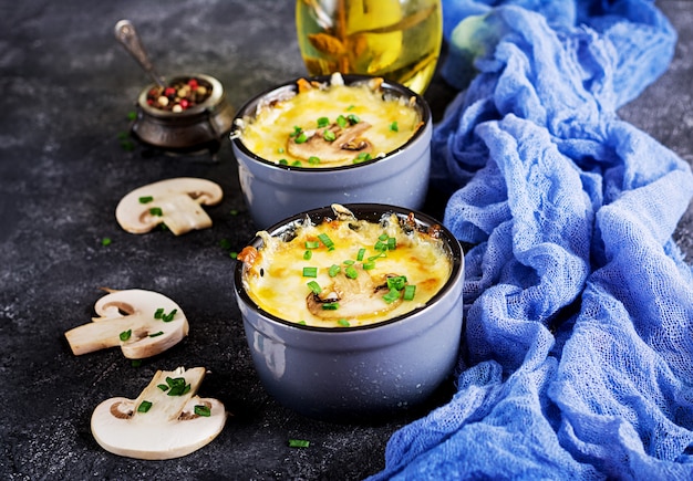 Gebackener Pilz Julienne mit Huhn und Käse in Töpfen.