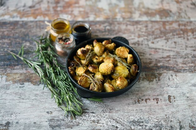 Gebackener Rosenkohl mit Rosmarin und Gewürzen. Pfanne mit gebackenem Rosenkohl.