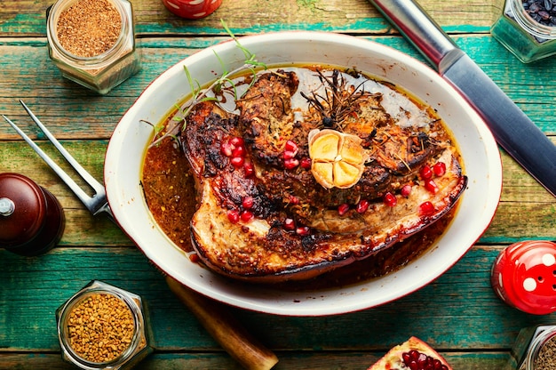 Gebackener Schweinebauch mit Kräutern