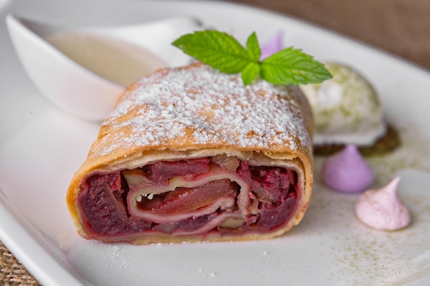 Gebackener Strudel mit Apfelkirschen und Nüssen