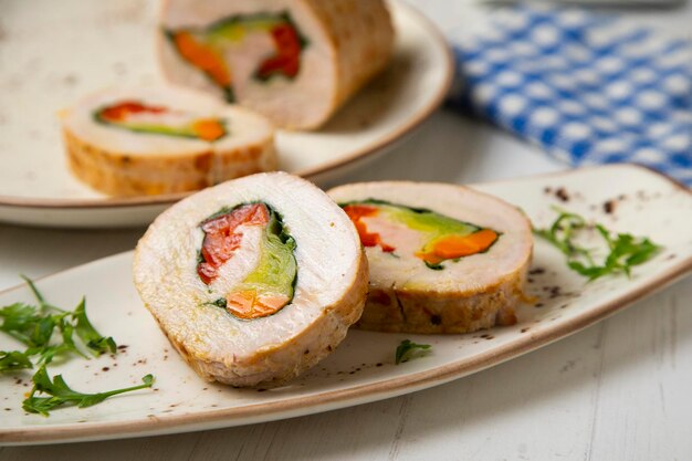 Gebackener Truthahn gefüllt mit Gemüse mit Spinat, Paprika und Karotten.