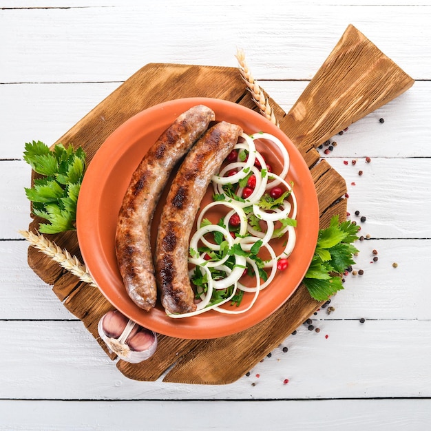 Gebackener Wurstgrill Barbecue Auf dem alten Holzhintergrund Freier Platz für Text Ansicht von oben