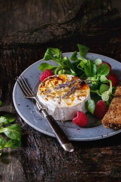 Gebackener Ziegenkäse mit Honig und Himbeeren