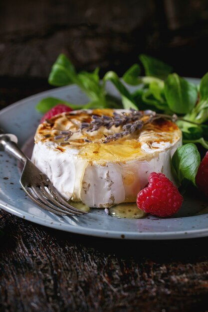 Gebackener Ziegenkäse mit Honig und Himbeeren