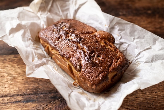 Gebackenes Bananenbrot Dunkler Holzhintergrund Ein ganzes frisch zubereitetes Brot