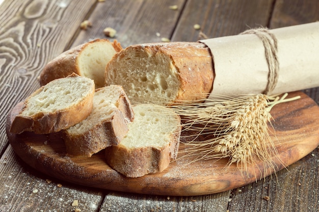 Gebackenes Brot auf hölzernem Tischhintergrund