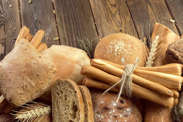 Gebackenes Brot auf Holztisch