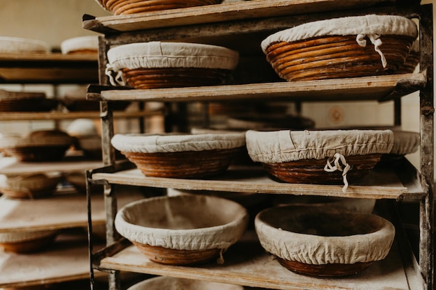 Gebackenes Brot im Korb über Küchenhintergrund