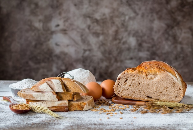 Gebackenes Brot mit Müsli auf einem Holztisch.