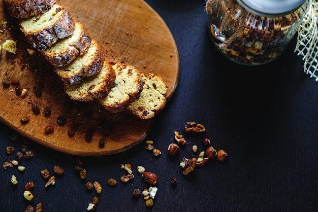 Gebackenes Brot mit Rosinen und Nüssen