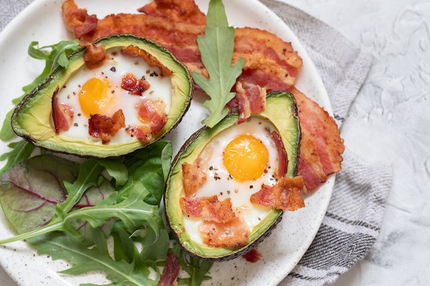 Gebackenes Ei in Avocado mit Speck