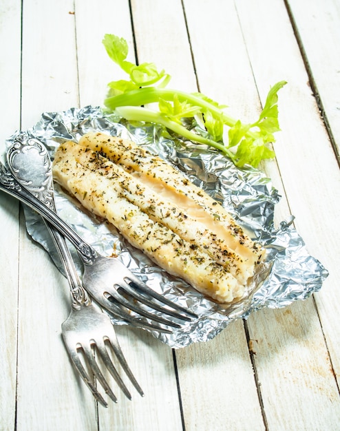 Gebackenes Fischfilet mit Gewürzen und Sellerie.