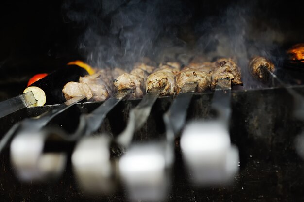 Gebackenes Fleisch auf dem Grill