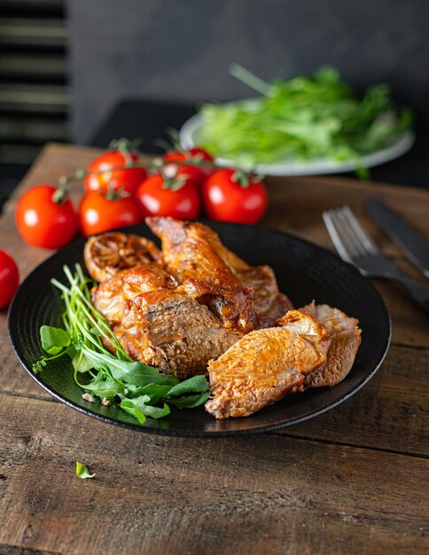 gebackenes Fleisch fertig auf dem Tisch zu essen