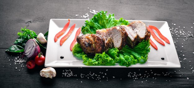 Gebackenes Fleisch Schweinesteak Kalbfleisch Auf einem hölzernen Hintergrund Ansicht von oben Freier Platz für Text