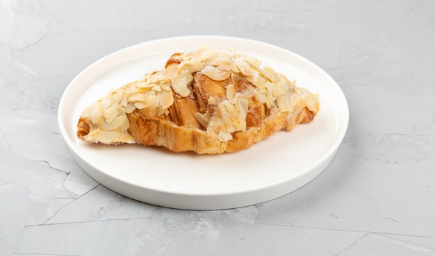 Gebackenes frisches duftendes Croissant mit Mandeln