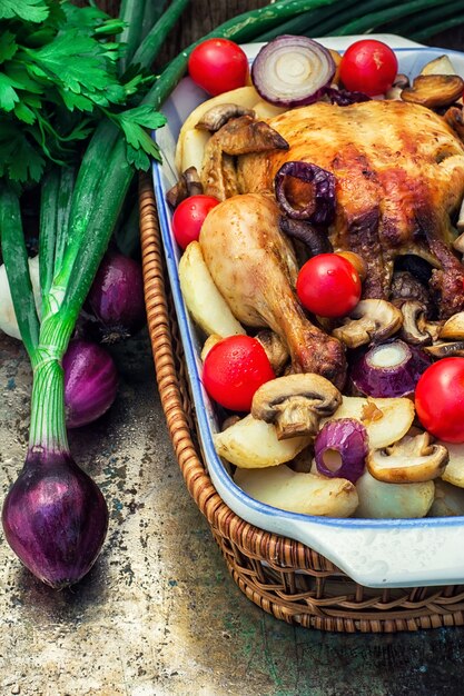 Gebackenes ganzes Huhn in Gemüse