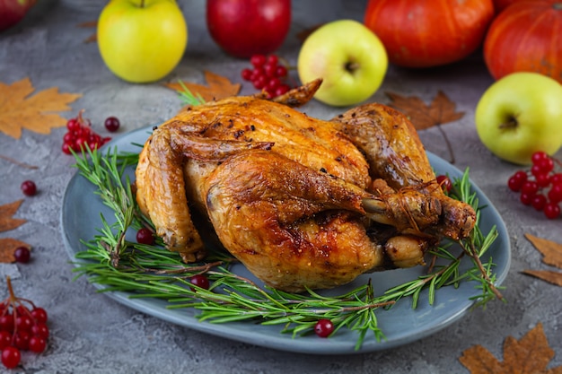 Gebackenes ganzes Huhn oder Truthahn. Gebratenes hausgemachtes Hühnchen mit Kräutern. Thanksgiving Day Dekoration