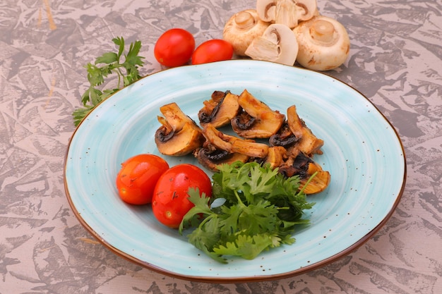 Gebackenes Gemüse Auberginen Paprika Zwiebeln Zucchini Gurken Pilze auf einem Teller Fotogerichte