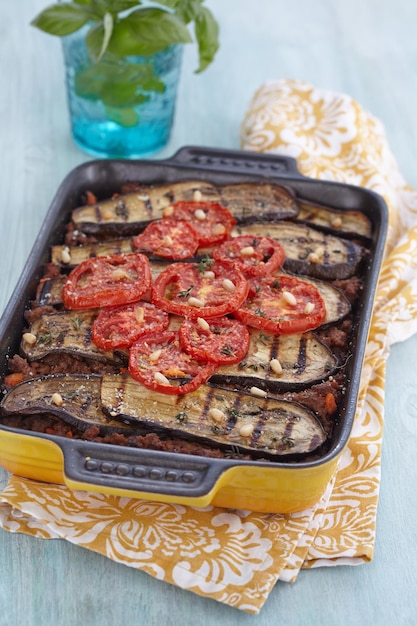 Gebackenes Gratin mit Hackfleisch und gegrillten Auberginen