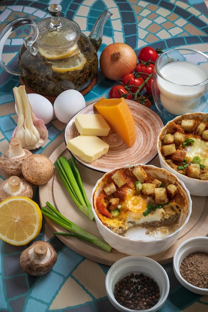 Gebackenes Hackfleisch mit Eiern und Toast und Zutaten