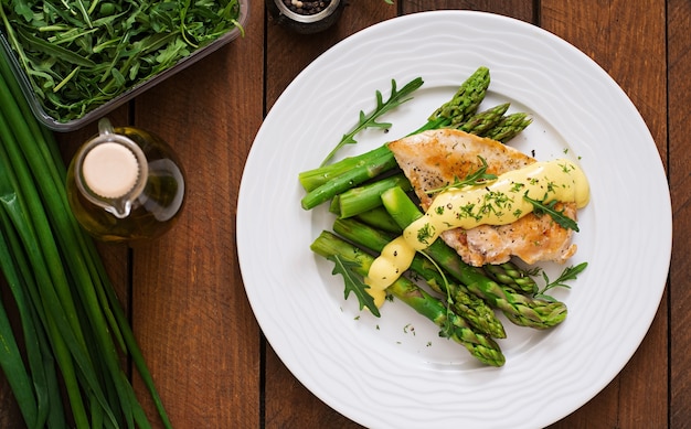 Gebackenes Hähnchen garniert mit Spargel und Kräutern