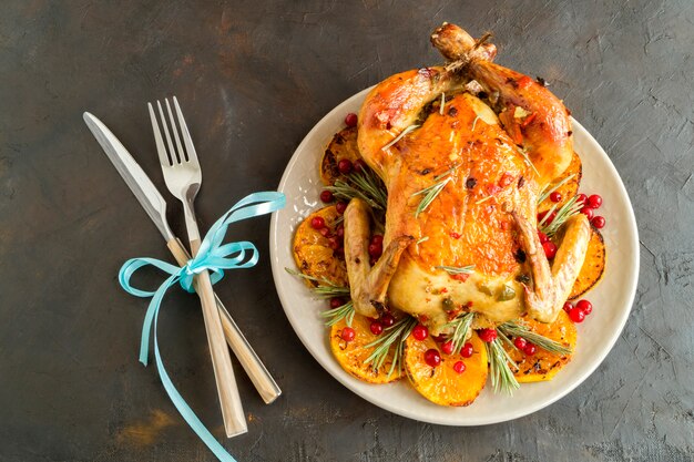 Gebackenes Hähnchen im Ofen, festliches Gericht,