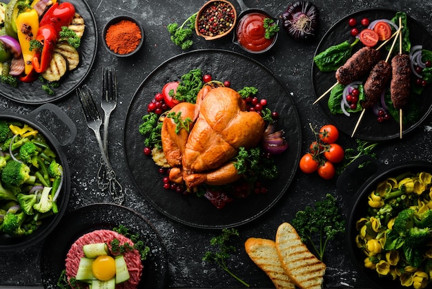 Gebackenes Hähnchen mit Gemüse und Preiselbeeren Festliches traditionelles Essen Erntedankfest Draufsicht Freier Platz für Ihren Text