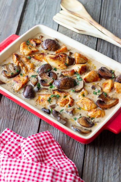 Gebackenes Hühnchen und Pilze in einer cremigen Sauce. Französische Küche. Frikassee.