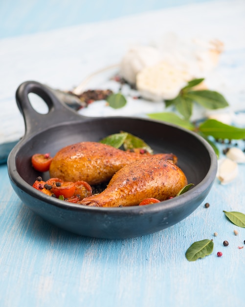 Foto gebackenes huhn in der pfanne