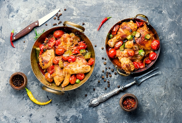 Gebackenes Huhn in Gemüse