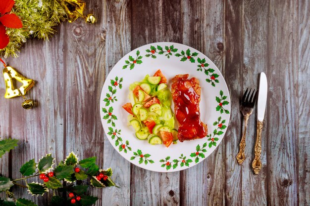 Gebackenes Huhn mit BBQ-Soße und Salat auf einem festlichen Weihnachtstisch