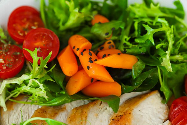 Gebackenes Huhn mit Gemüse, Kürbispüree und Rucola Keto-Diät-Lebensmittel