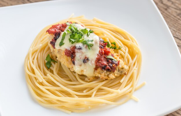 Gebackenes Huhn mit Parmesan und Mozzarella