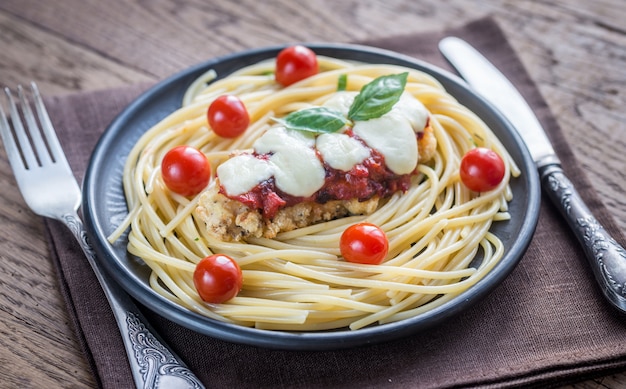 Gebackenes Huhn mit Parmesan und Mozzarella