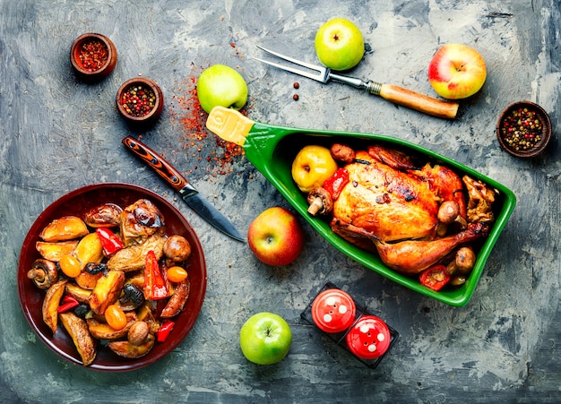 Gebackenes Huhn mit Äpfeln.