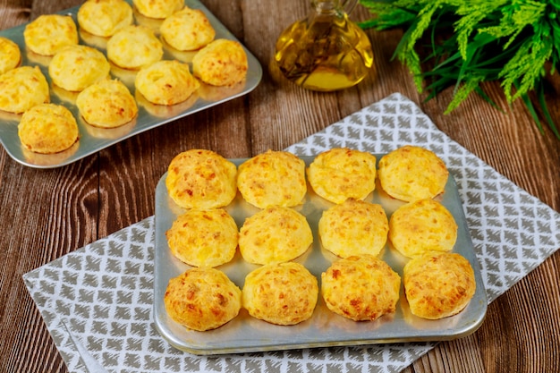 Gebackenes Käsebrot namens Chipa im Backblech.