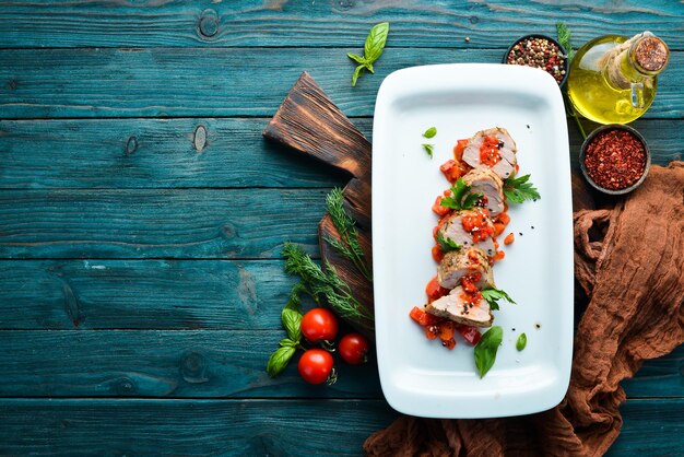 Gebackenes Kalbsfilet mit Gemüse Gerichte Essen Draufsicht Freier Platz für Ihren Text