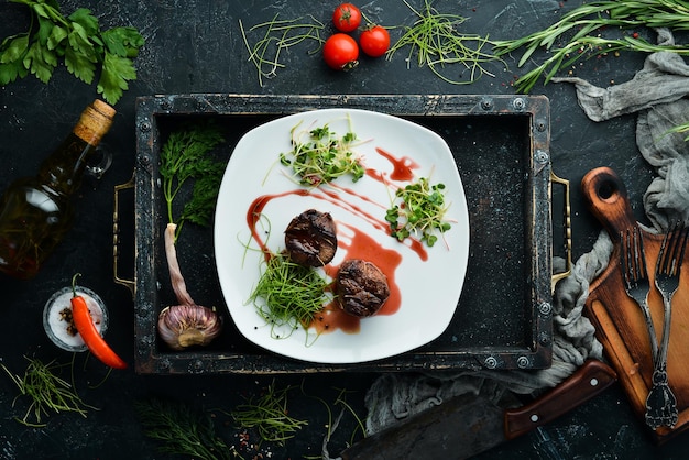 Gebackenes Kalbsfleisch in Preiselbeersauce Kalbsmedaillons Draufsicht Freier Platz für Ihren Text