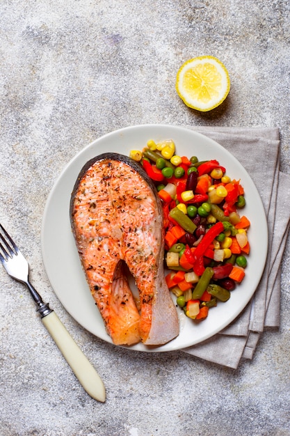 Gebackenes Lachsfilet mit Gemüse