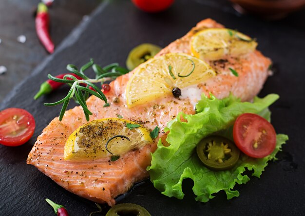 Gebackenes Lachsfilet mit Rosmarin, Zitrone und Honig