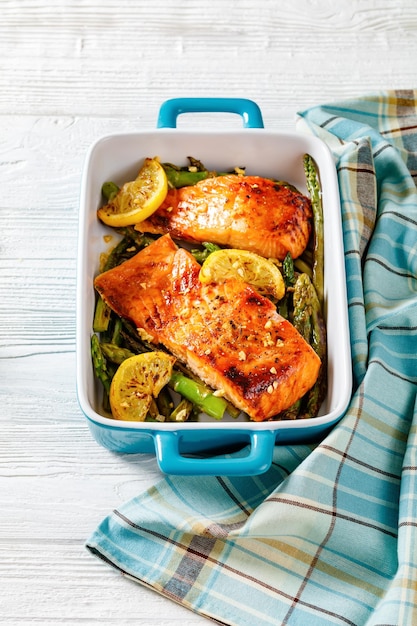 Gebackenes Lachsfischfilet mit Spargel und Zitrone