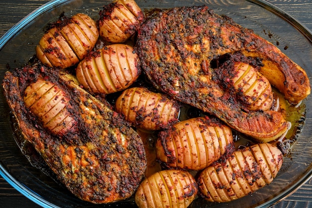 Gebackenes Lachssteak mit Hasselback-Kartoffeln