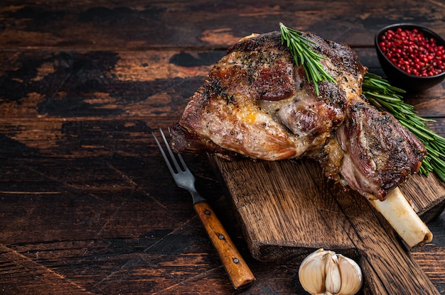 Gebackenes Lamm Hammelkeulenfleisch auf einem Holzbrett