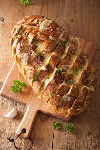 Gebackenes Partybrot mit geschmolzenen Käsebutterkräutern