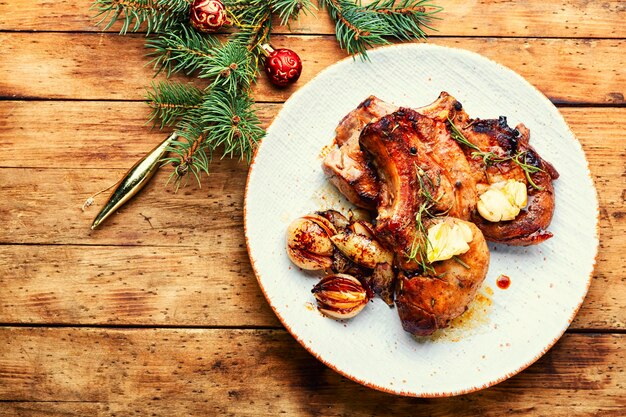 Foto gebackenes schweinefilet zu weihnachten