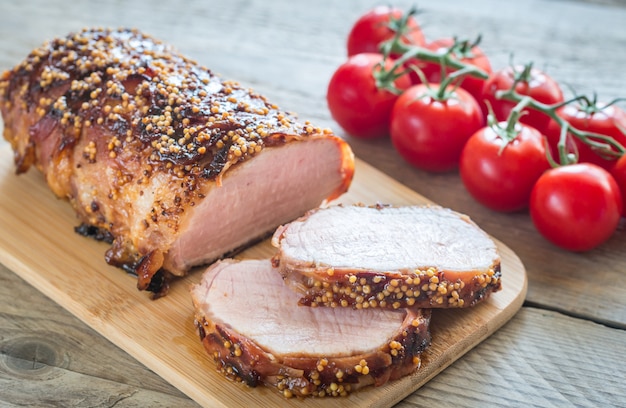 Gebackenes Schweinefleisch in Speck gewickelt